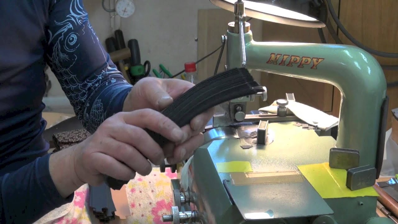 革漉き実演３　コバ漉機