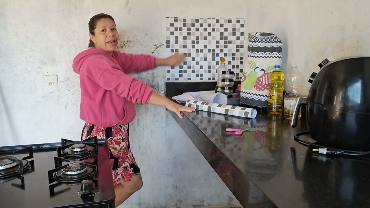arrumei a parede da cozinha +coloquei papel adesivo , ficou lindo .