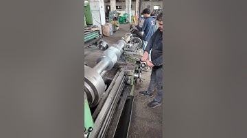 Crankshaft machining operation on a manual lathe, this job requires a very skilled operator 👷