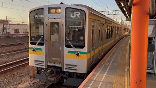 E127系0番台ﾅﾊV2編成が浜川崎行きとして尻手駅3番線を発車するシーン（2024.2.18.17:00）