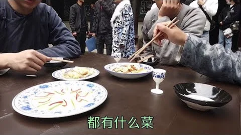 拍戲演吃飯賓客，以為可以大吃一頓，原來群演的菜都沒放調料【橫漂外賣小哥】 - 天天要聞