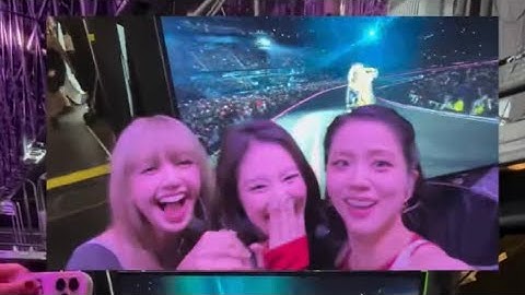 JISOO, JENNIE, and LISA reacting to ROSÉ & Bruno Mars performing ‘APT’ at DEADLINE TOUR