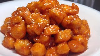 The chef teaches you the practice of sweet and sour chicken, sweet and sour and delicious