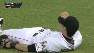 ATL@MIA: Yelich steams in for terrific tumbling catch
