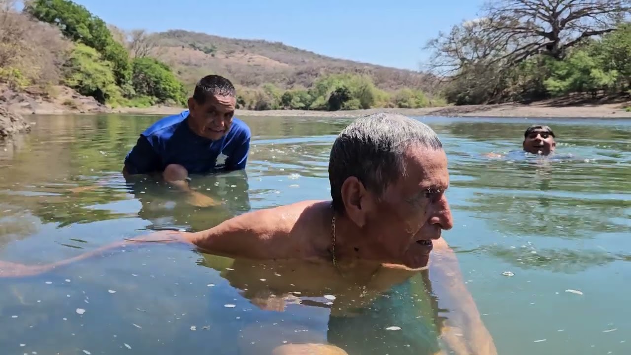 Don Santos😂despues que no lo asiamos bañarse hoy no se quiere salir del Rio😅