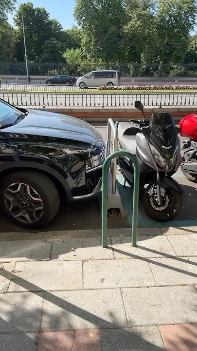 How did he manage to park it here?😅👌