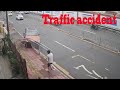 交通事故合集瞬間中國2021第245期：小车走神撞断一排护栏再撞倒路人.每天看一看，開車更安全。
