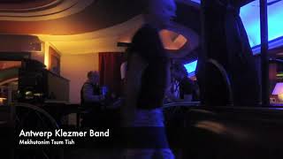 Download Lagu Antwerp Klezmer Band - Mekhutonim Tsum Tish (live at café Kiebooms) MP3 Download Lagu Antwerp Klezmer Band - Mekhutonim Tsum Tish (live at café Kiebooms) MP3