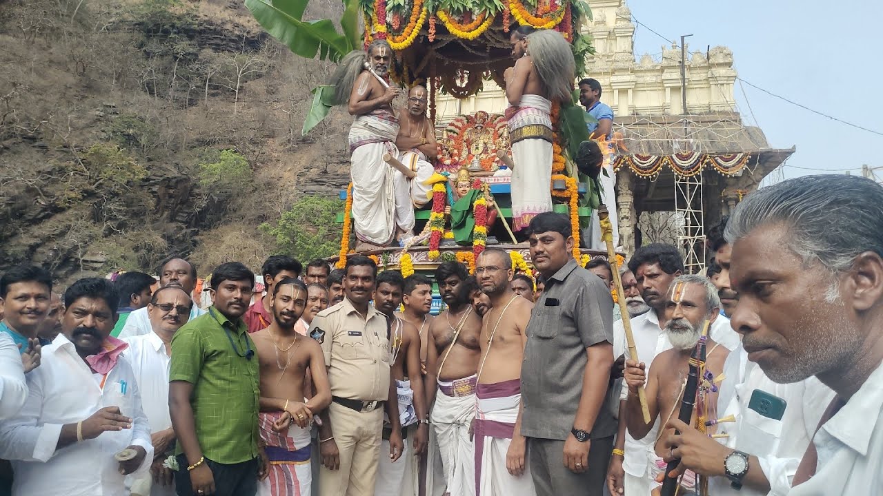 Ahobilam lo భక్తుల వద్దకు  రథం పైన బయలుదేరిన  జ్వాలా నరసింహ swami