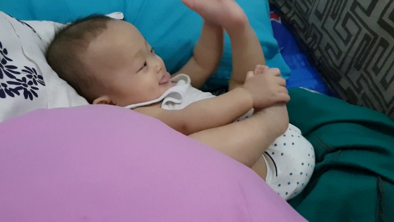 Bayi Gigit Jempol Kaki Kok Bisa Ya Bayi Lucu Cutebaby