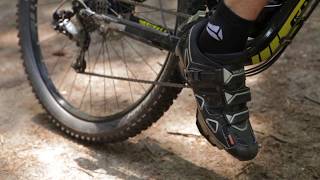 Het inklikken en uitklikken van pedalen op de mountainbike