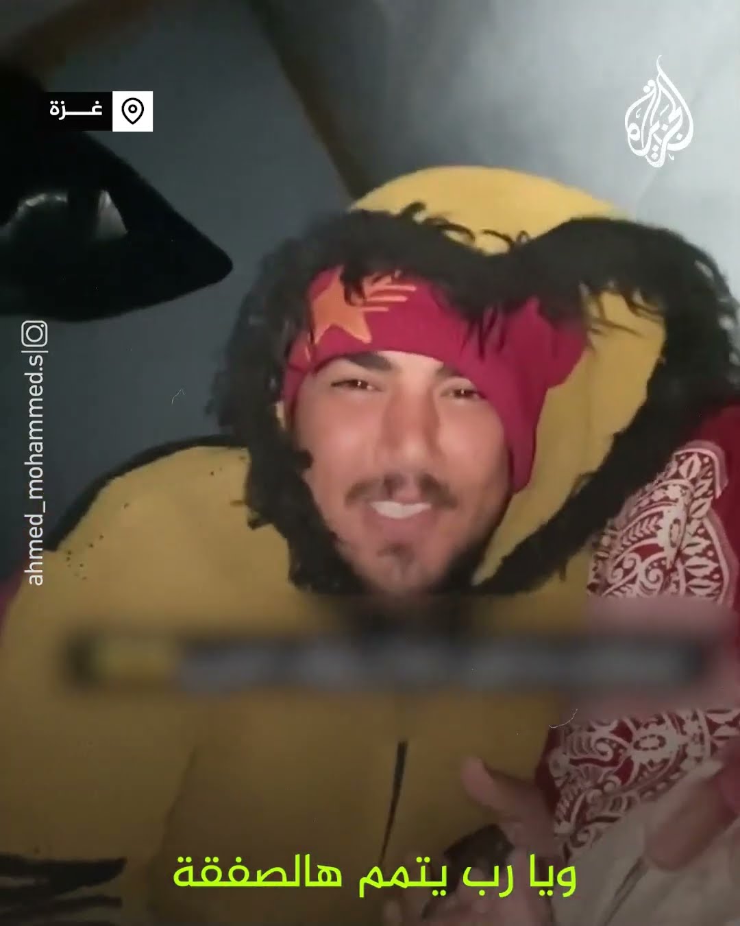 ناشط فلسطيني يوثق وضعه لمطرقة تحت وسادة نومه استعدادا لفك خيمة النزوح