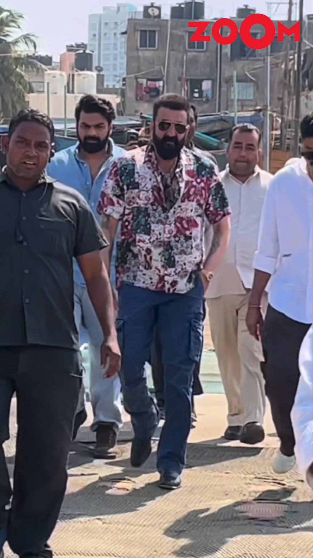 Sanjay Dutt GETS ANNOYED with the paps RUDELY says: 'Yeh do minute band kar' #sanjaydutt #shorts