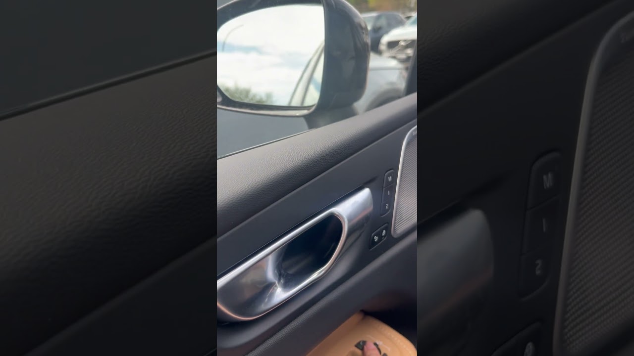 Moving mirrors on a Volvo