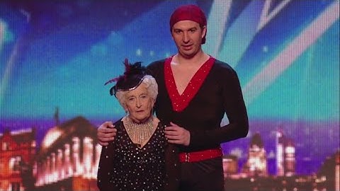 Simon Cowell se burlo porque era vieja, ¡Mira como le tapo la boca!