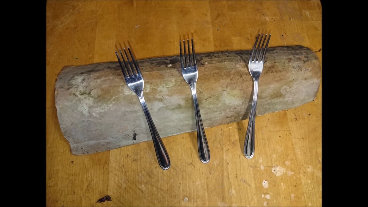 tre forchette e una tegola =unn attaccapanni