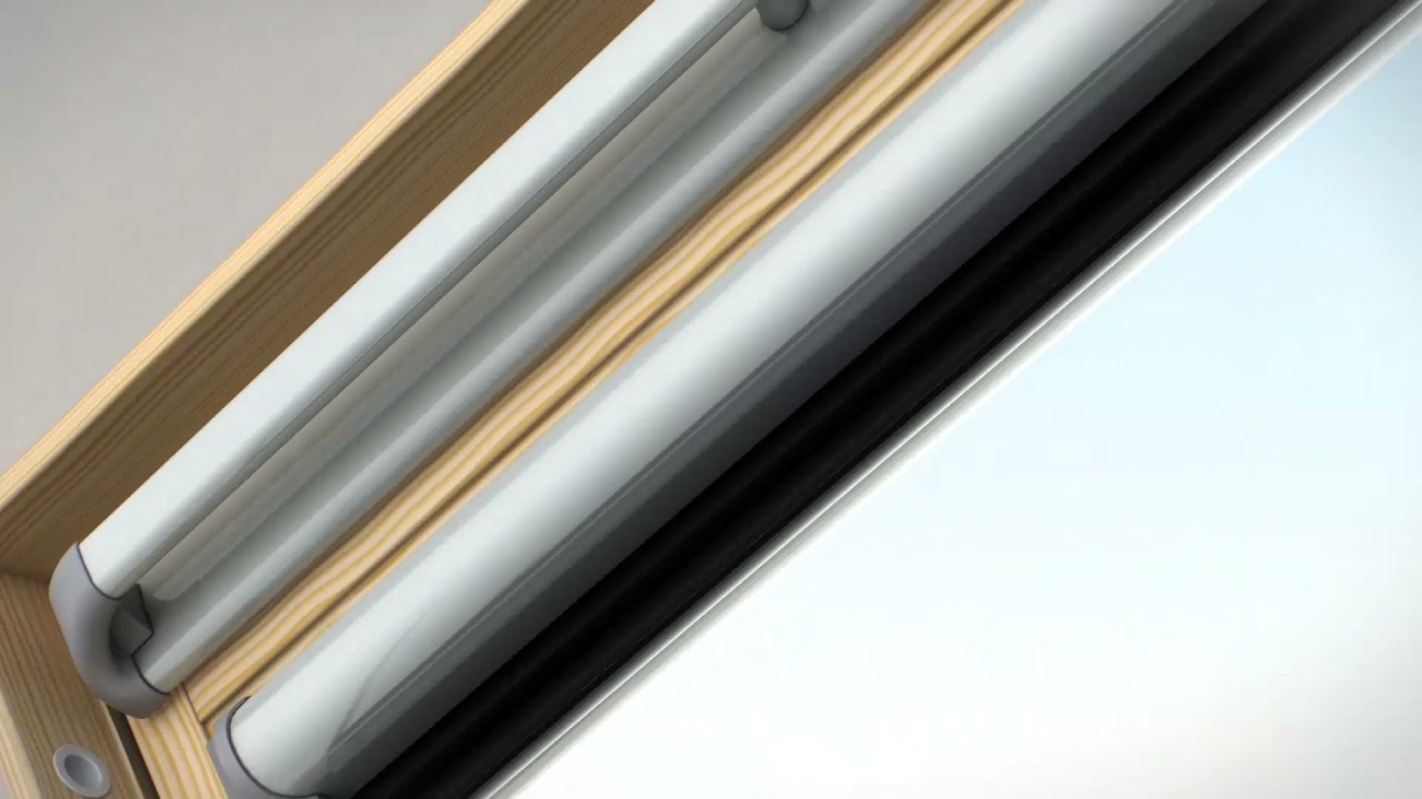 Installation von solarbetriebenen motorisierten Dachfensterrollos.