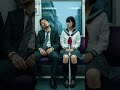 外はどしゃ降り。傘を持たずに眠るサラリーマンに、女子高生が自分の傘を…。It'sPouringOutside. TheSalarymanSleepingWithout anUmbrella...