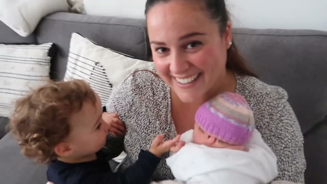 Volvemos a CASA con mi BEBÉ RECIÉN NACIDA y CONOCE a su HERMANA MAYOR 🥰 | Elena en Reino Unido