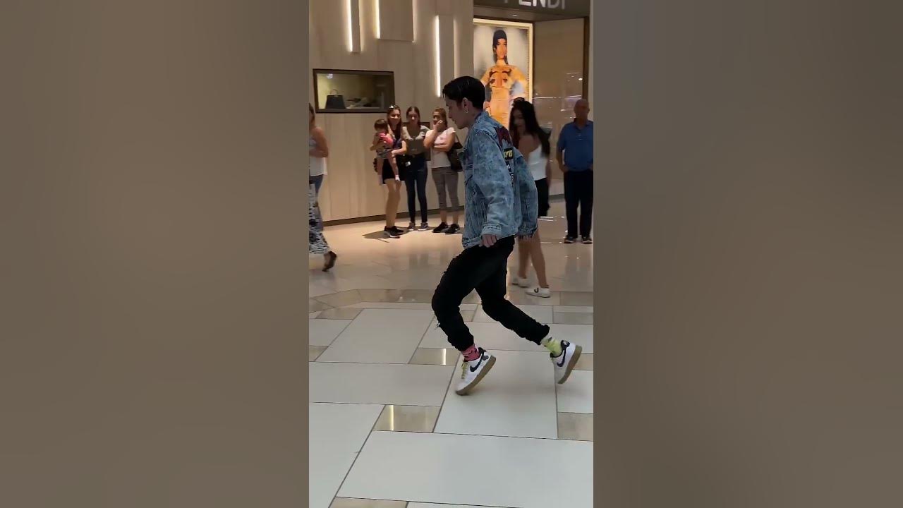 How does he float like that 👀