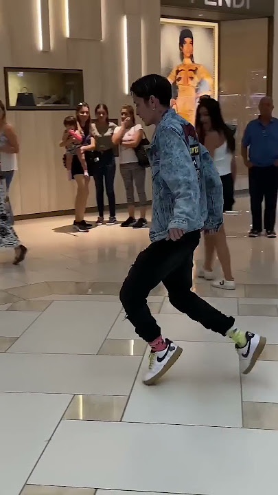 How does he float like that 👀