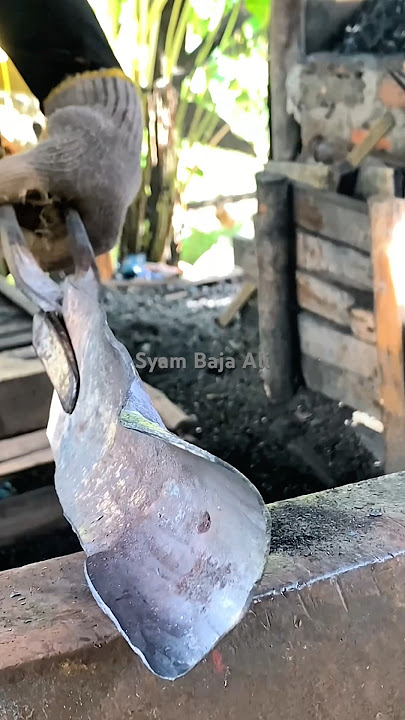 Brongsong atau gagang besi.. #medievalblacksmith #woodworking #forgedfromiron #alatpertanian