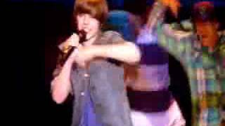 justin bieber falls and brakes his foot on stage!