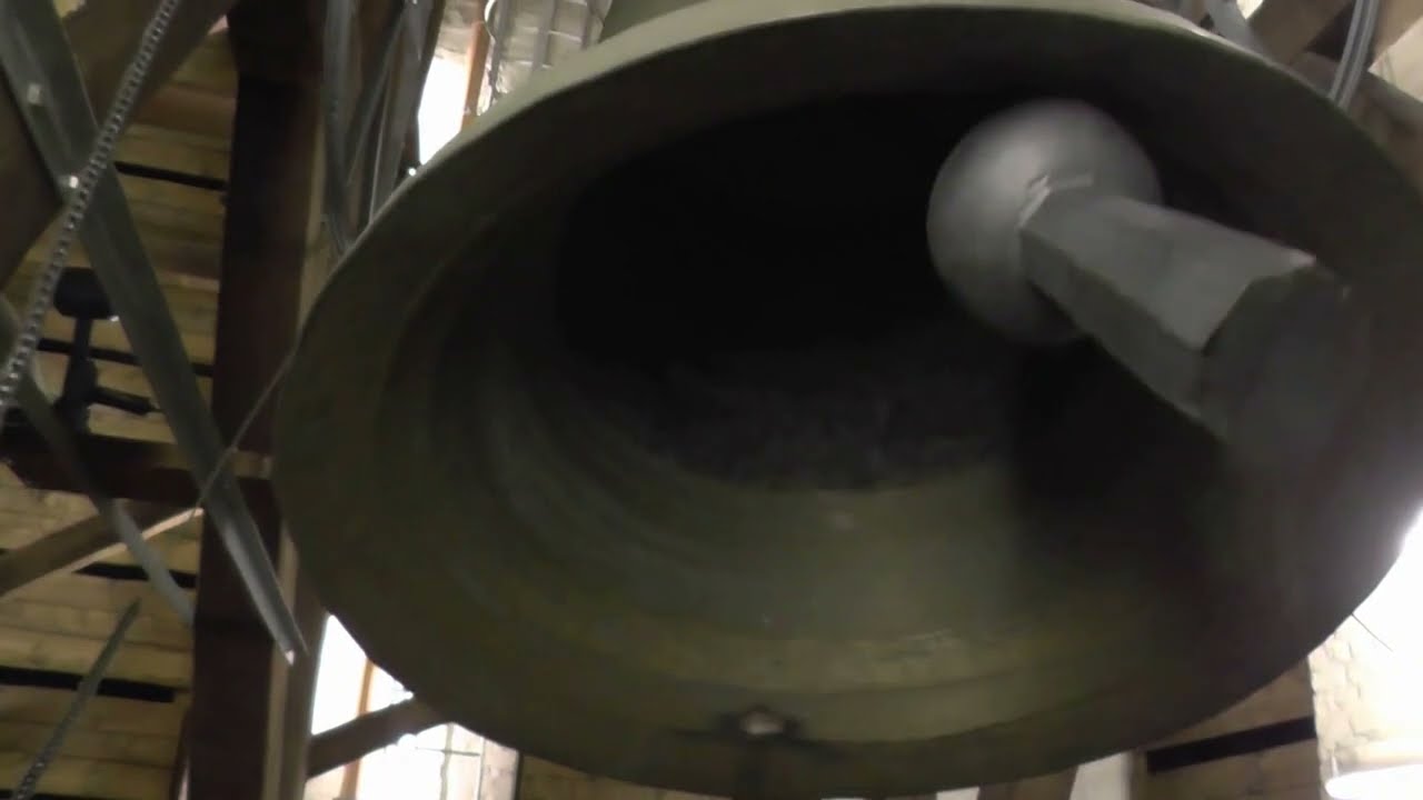 Glockenläuten im Kirchturm des Doms St.Johannes-Baptist in Arnsberg/Neheim