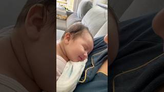 真的是个爱笑的天使宝宝啊，困到不行还努力用笑容回应爸爸 #baby #骗你生娃系列 #cutebaby