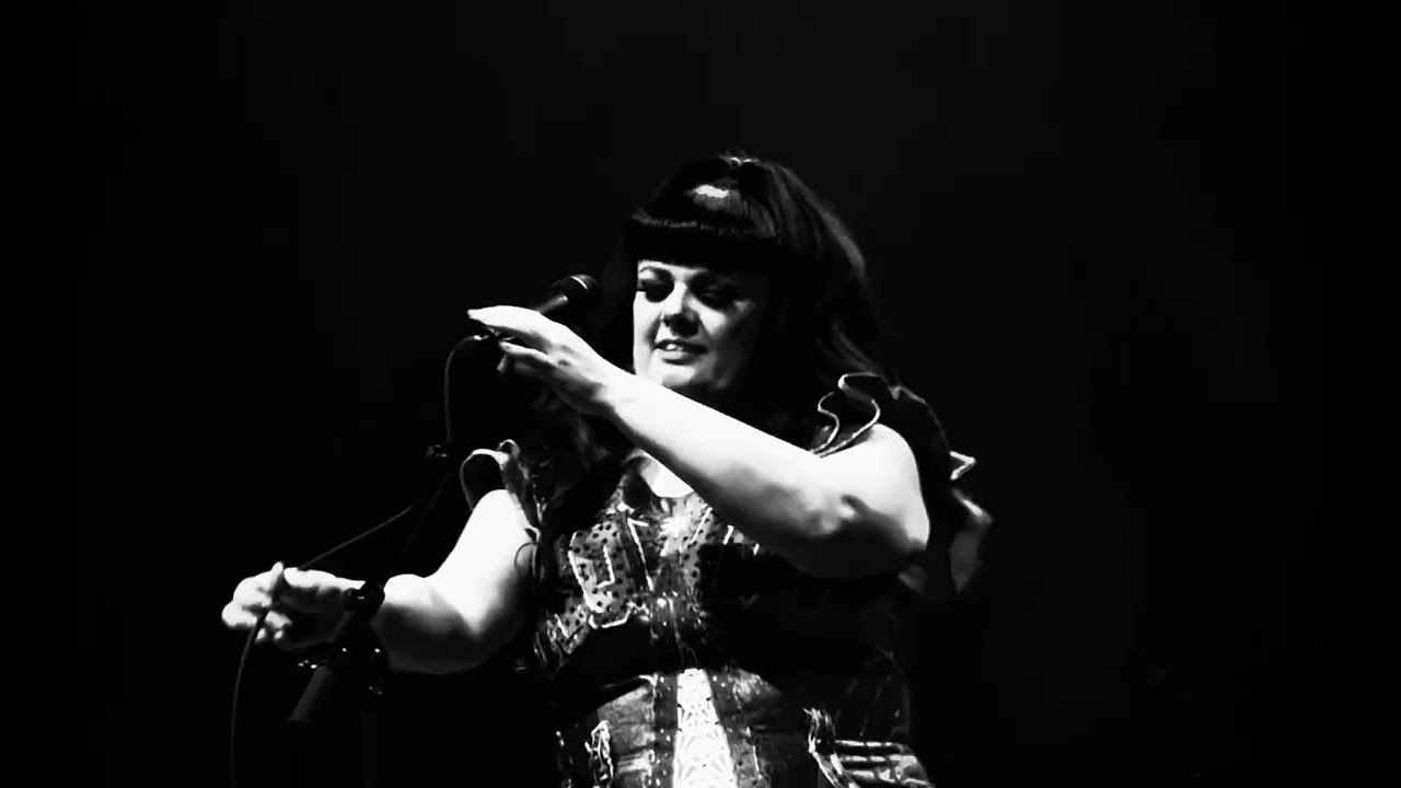 Tonton Tami Neilson — “Crazy” #willienelson #patsycline (live) / Auckland, 18 October 2024 di YouTube Tonton Tami Neilson — “Crazy” #willienelson #patsycline (live) / Auckland, 18 October 2024 di YouTube