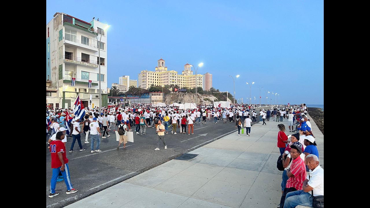 Desfile del 1 de mayo en La Habana: menos gente y más cansancio bajo el ...