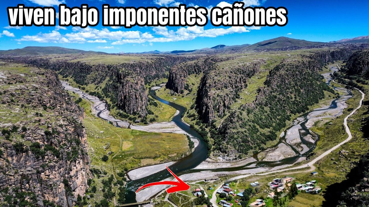 Es el único pueblo del Perú que VIVE BAJO tres  imponentes CAÑONES_Suykutambo
