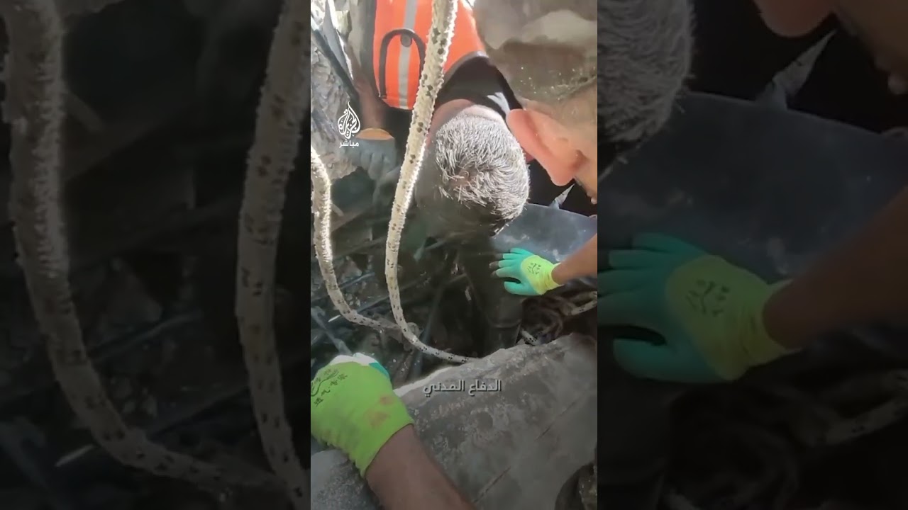 لحظات عصيبة بين الحياة والموت.. الدفاع المدني ينقذ مواطنين من تحت الأنقاض في منطقة الجلاء بمدينة غزة