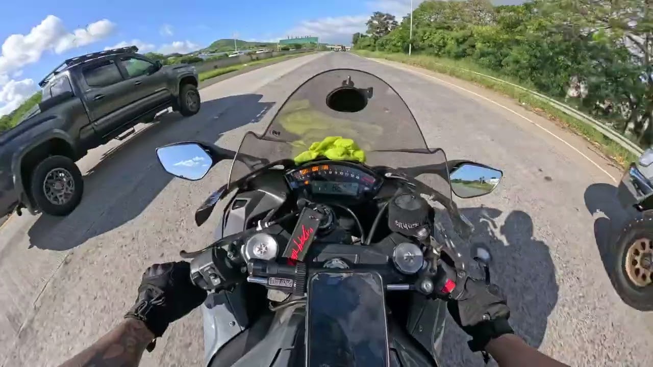 zx10 in the bike lane - YouTube