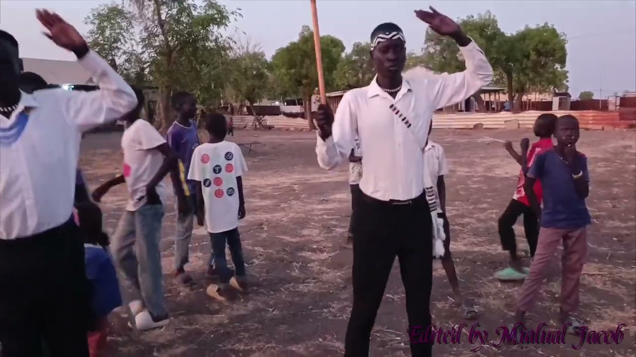 Tiam Dhueng Dancers. Paweny Da Atar Traditional Culture