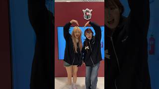 [cignature] 더현대 C9팝업에서 지원이랑 클로이랑 #안녕인사해 💙🐳 #Shorts