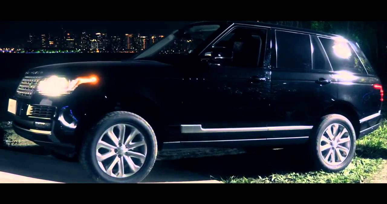 El Range Rover celebra sus 45 años cruzando un puente de papel Car