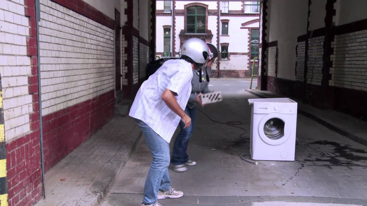 Ehepaar zerstört mangelhafte Waschmaschine