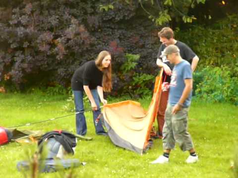 Lama & Derrick zetten een tentje op