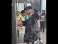 Anuel comiendo en un bus de comidas rápidas en las calles de Los Angeles