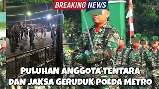 PULUHAN ANGGOTA TENTARA DAN JAKSA GERUDUK POLDA METRO JAYA