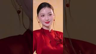 Em Pháo Tạo Nên Qua Hành Trình Xử Lý Tafta Và Tơ Tỉ Mỉ, Mang Sức Sống Của Mùa Xuân Tết Việt