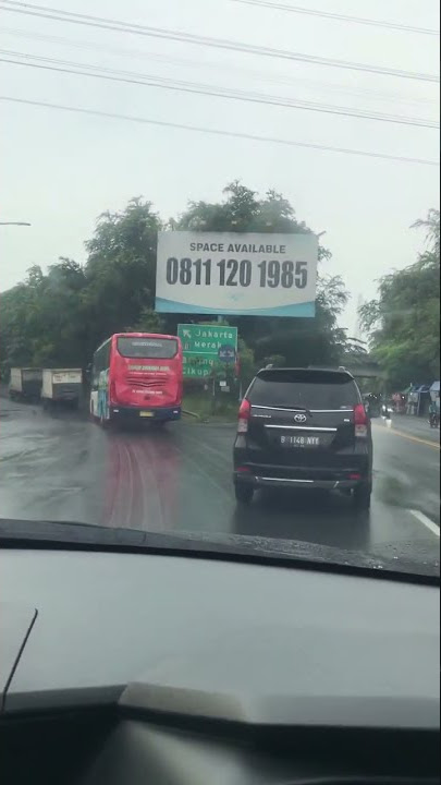 Detik - detik bus safari dharma raya mau senggol mobil