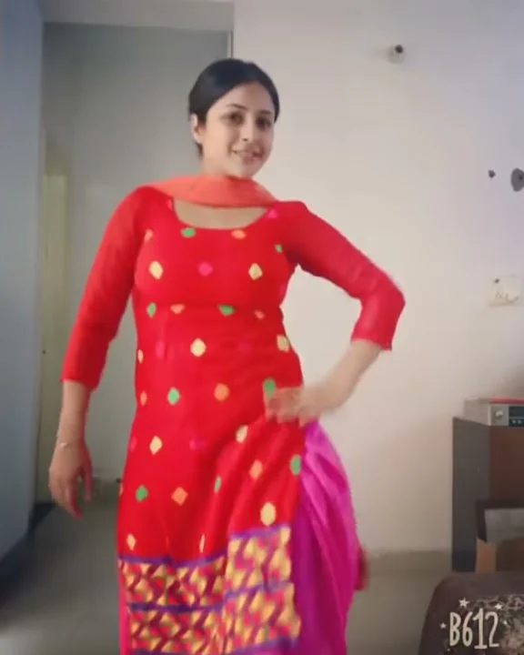 Shehnaz Kaur Gill Beautiful Bhangra Dance on a Punjabi Song
