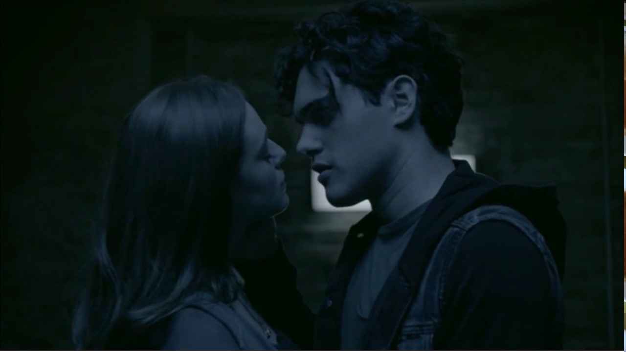 legacies 1x01 Landon kisses hope YouTube