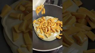 An immersive process of making "strawberry-only snowflake crisps" using sugar-free marshmallows