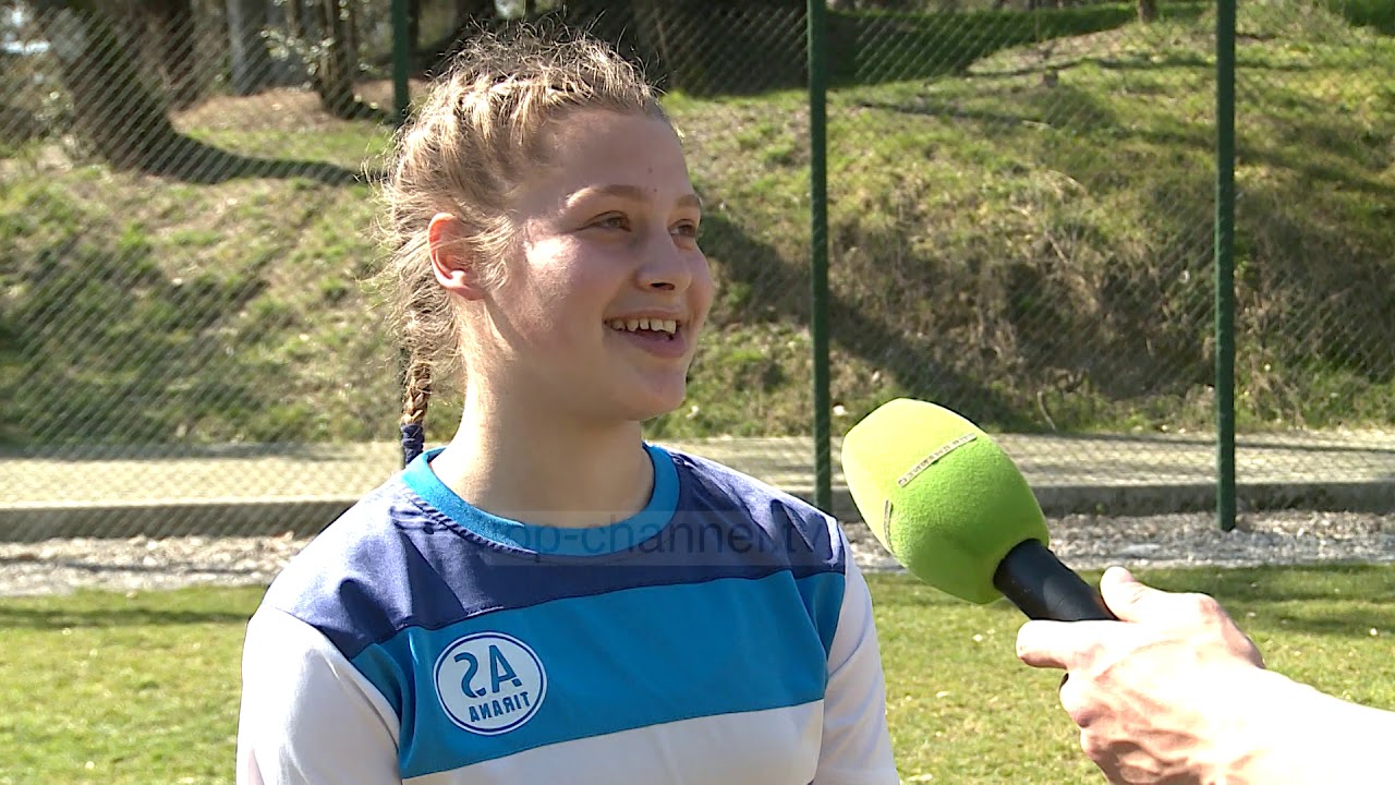 Në shtëpinë tonë/ Flori sfidon vajzat e klubit të futbollit “Tirana As”