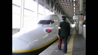 仙台駅を発車するE4系（2006年）