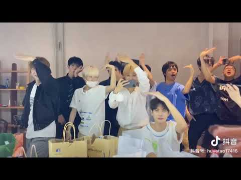 20210723抖音一胡烨韬 #UGLY 异域风情 摇摆之上 友友们 摇起来！！！#胡烨韬新歌ugly