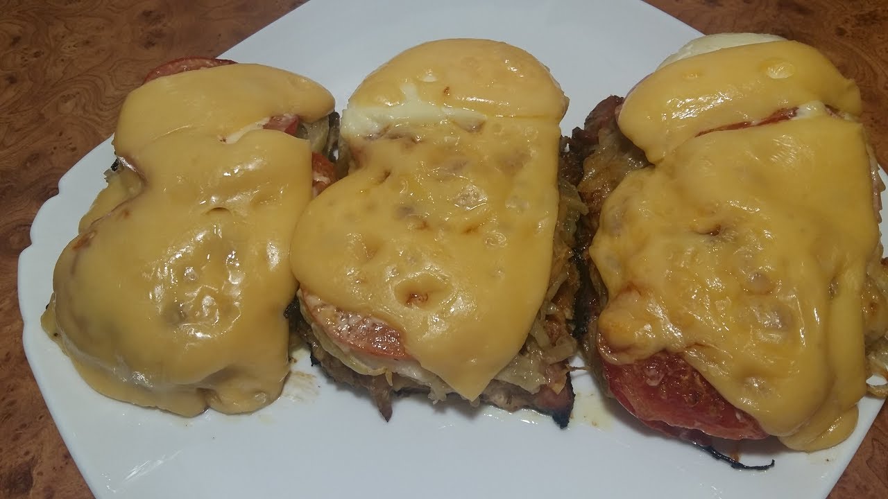 Запеченное мясо в духовке под шубой.